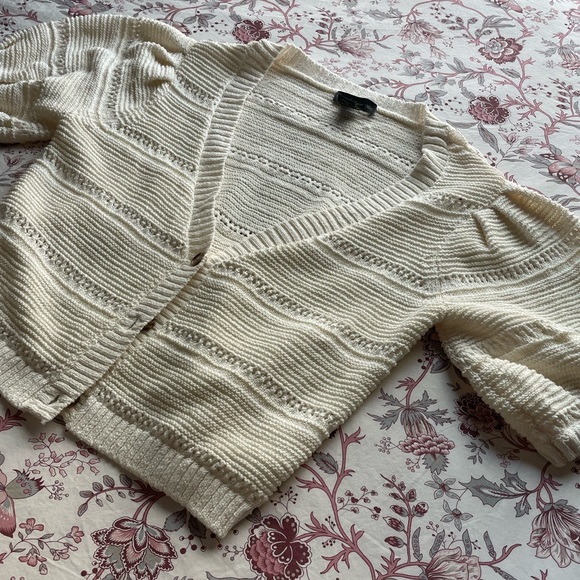 House of Harlow Knit Balloon Sleeve Crochet Button Cropped Cardigan Cream - Picture 3 of 9